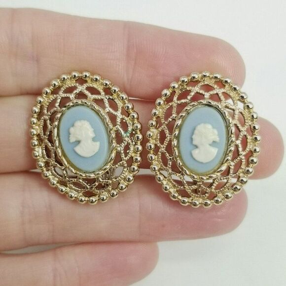 Vintage Sarah Coventry Blue White Oval Cameo Clip On Earrings, Gold Tone Setting - Picture 7 of 7